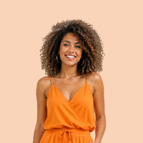 Lachende vrouw in een oranje jurk